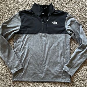 Mens North Face pullover.